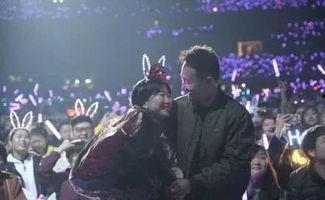 求婚现场变吃瓜现场,网友直呼“太真实”